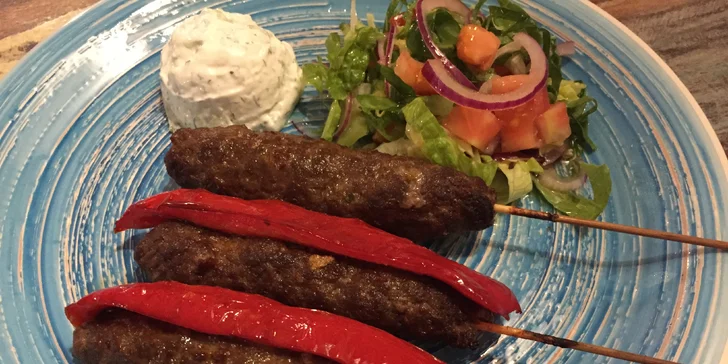 4chodové řecké menu pro 2 osoby: kalamáry, jehněčí kebab i panna cotta