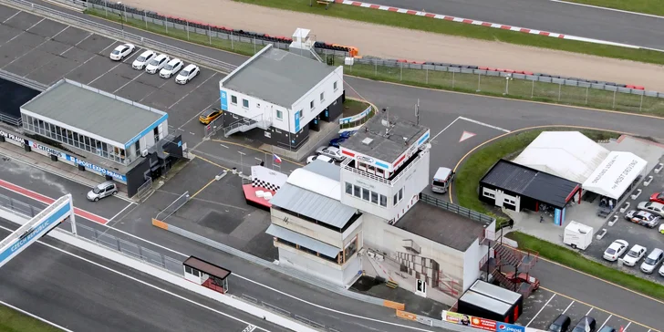 Prožeňte vlastní vůz po mosteckém autodromu: 3× 10 minut jízdy a komentovaná prohlídka zázemí okruhu