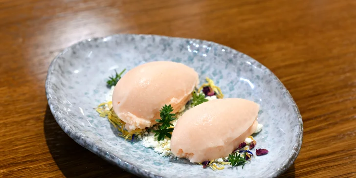 Menu pro 2: Crème brûlée z foie gras, pečená hlíva i champagne sorbet z růží