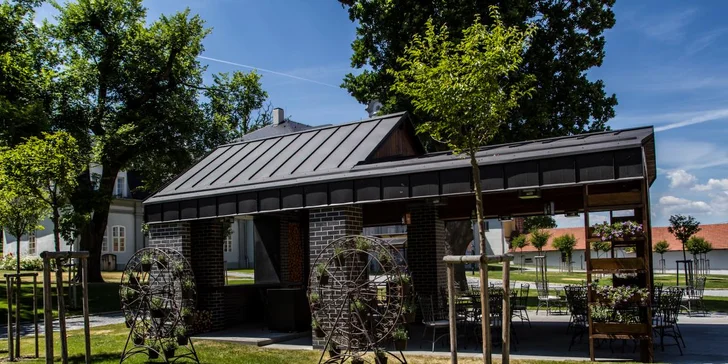 Romantický pobyt na zámečku: snídaně, večeře, 150 minut wellness i láhev vína