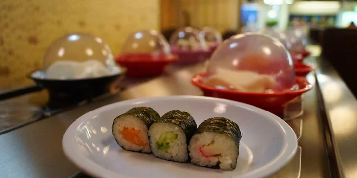 Ulovte si asijské speciality: 2 hodiny neomezené konzumace running sushi