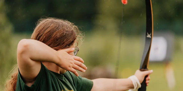 Natiahnite tetivu, upokojte dych a nechajte hrot šípu nájsť svoj cieľ. Naučte sa vznešenému umeniu lukostreľby na unikátnom kurze v Bojnej