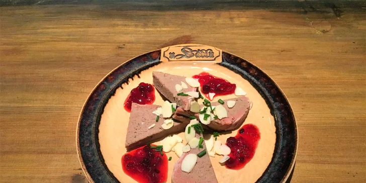 Zvěřinová hostina ve vyhlášené restauraci U Sádlů: kančí špíz i paštika