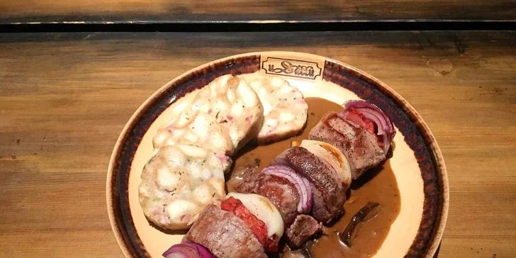 Zvěřinová hostina ve vyhlášené restauraci U Sádlů: kančí špíz i paštika