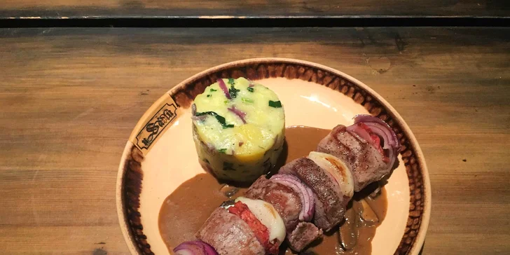 Zvěřinová hostina ve vyhlášené restauraci U Sádlů: kančí špíz i paštika
