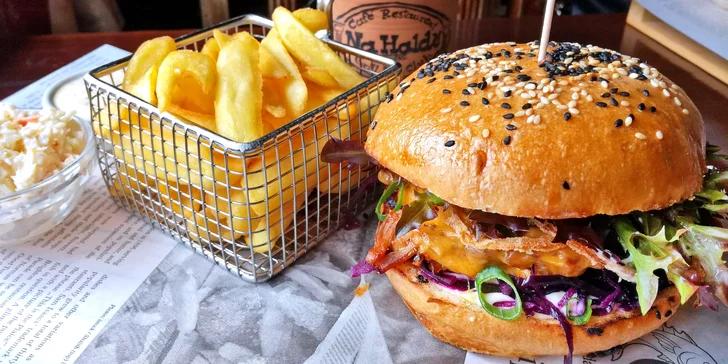 Burgerové menu s trhanými medovými žebírky, hranolky a salát pro dva