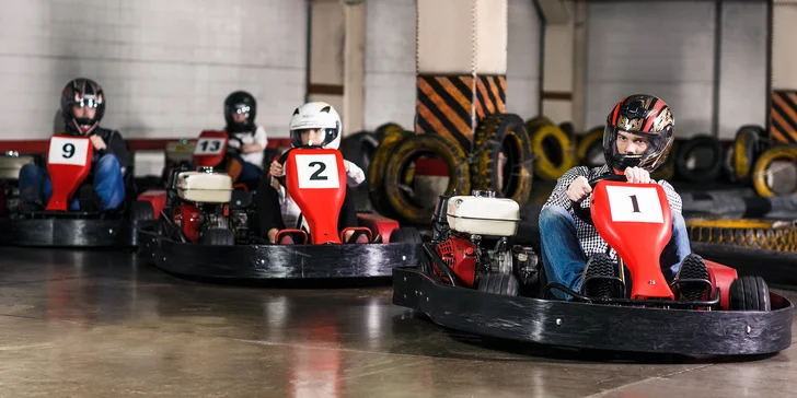 Řezejte zatáčky: dvě 10min. jízdy na motokárách a energy drink pro jednoho