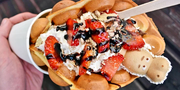 Sestavte si vlastní vafli s pořádnou porcí šlehačky, ovoce a dalších dobrot