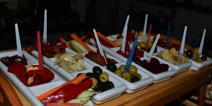 Tapas podle výběru a prosecco nebo nealko pro dva v baru Ježkovy voči