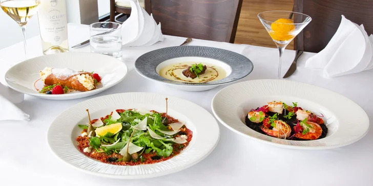 5chodové menu podávané na lodi: carpaccio, sépiové risotto i kachní stehno