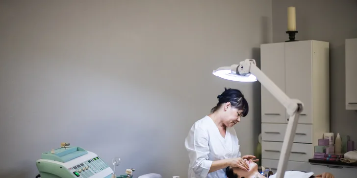 Permanentní make-up obočí, rtů či očních linek klasickými i minerálními barvami
