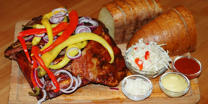 1 kg žebírek v BBQ marinádě s domácí čalamádou i rozpečeným chlebem