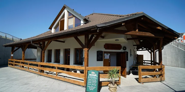 Restaurace leží na okraji Českých Budějovic, za gastronomickým zážitkem se sem ale vyplatí zajet i z centra. 