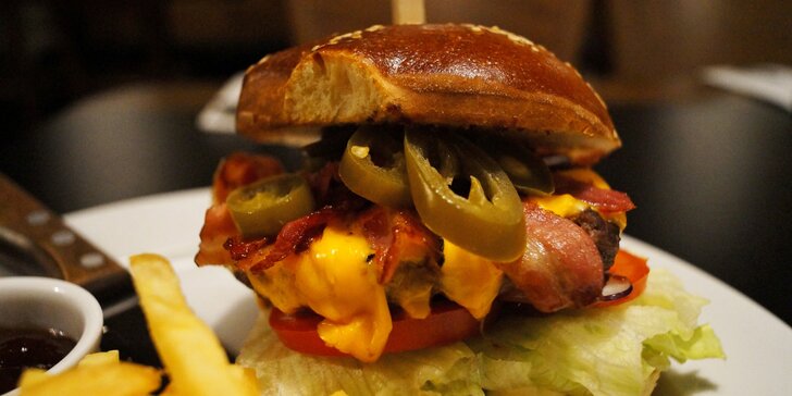 Pořádná pochoutka: císař burger s domácí bulkou a hranolky pro jednoho