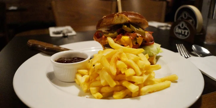 Pořádná pochoutka: císař burger s domácí bulkou a hranolky pro jednoho