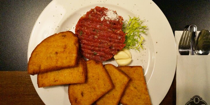 Parádní jídlo: čerstvě namíchaný tatarský biftek a topinky pro jednoho
