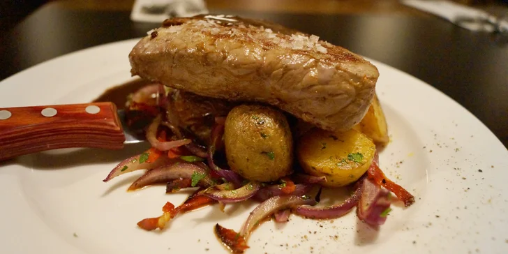 Dva hovězí steaky s přílohou: rump steak v celku a filírovaný flank steak