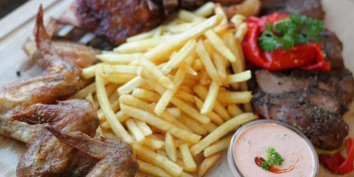 Masová hostina: 750 g masa, hranolky, cibulové kroužky i 2 piva Portáš