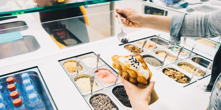 Zamlsejte si: bubble vafle s frozen yogurtem, ovocem a posypem