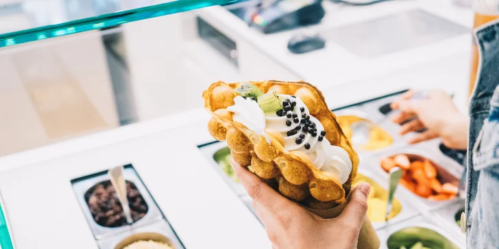 Zamlsejte si: bubble vafle s frozen yogurtem, ovocem a posypem