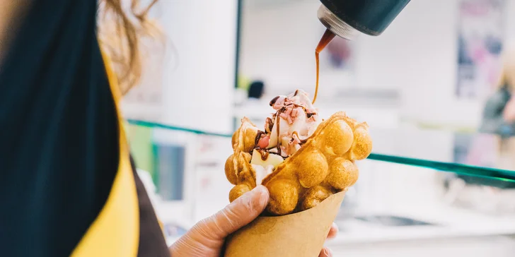Zamlsejte si: bubble vafle s frozen yogurtem, ovocem a posypem