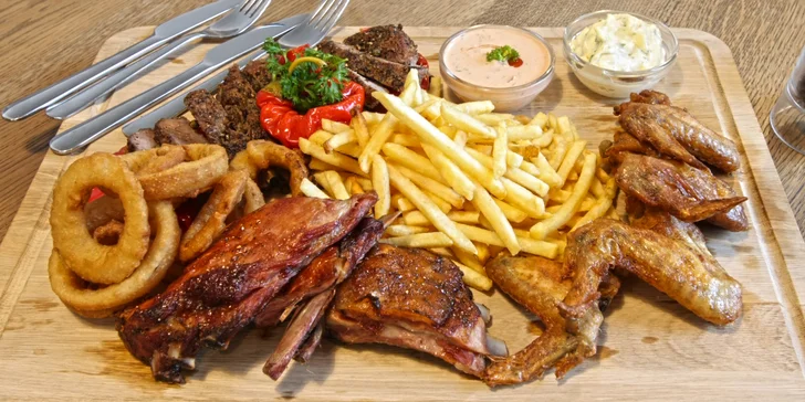Masová hostina: 750 g masa, hranolky, cibulové kroužky i 2 piva Portáš