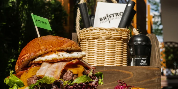 Naducaný burger s hovězím masem, domácí cibulové kroužky a limonáda