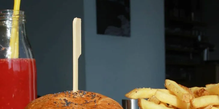 Famózní jelení burger s hranolky či salátem pro 1 nebo 2 osoby