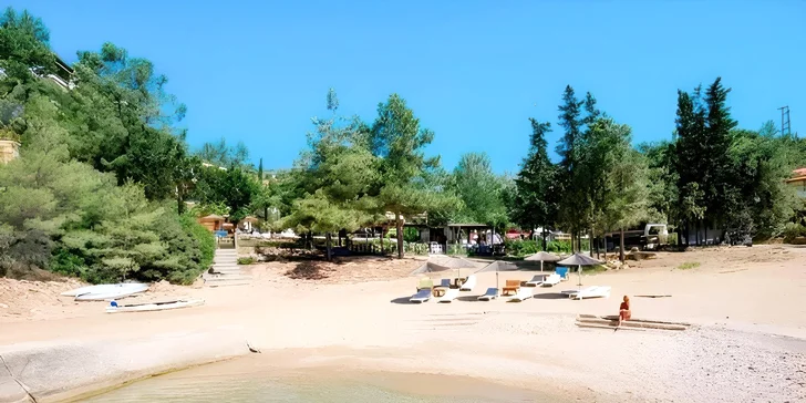 Hotel se nachází se přímo u vyhlášené pláže Tripiti.