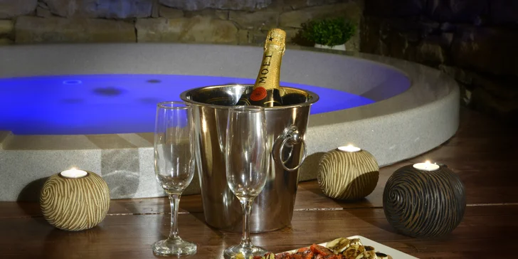 Relaxujte: 90 min. privátní vířivky i finské sauny s proseccem a jahodami pro dva