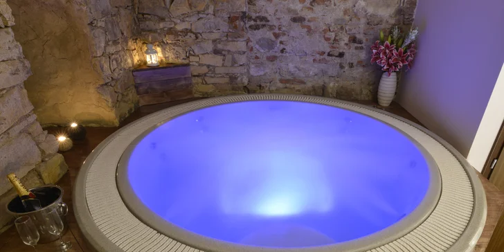 Relaxujte: 90 min. privátní vířivky i finské sauny s proseccem a jahodami pro dva