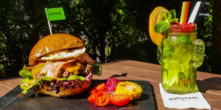 Naducaný burger s hovězím masem, domácí cibulové kroužky a limonáda