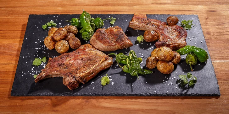 Skvěle se najezte: 1 kg vepřových steaků s pečenými bramborami pro 2 osoby