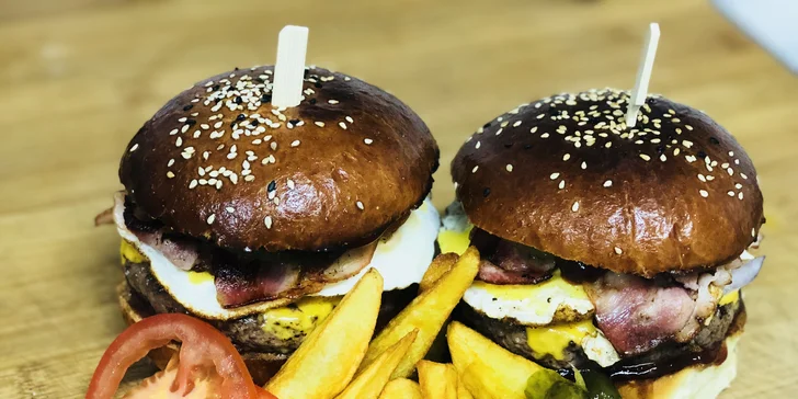Burger s volským okem a hovězím, domácí hranolky a dipy pro jednoho