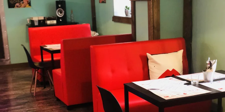 Burger s volským okem a hovězím, domácí hranolky a dipy pro jednoho