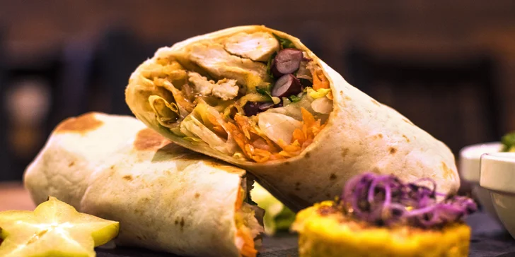 Burrito s kuřecím masem, domácí cibulové kroužky i domácí limonáda