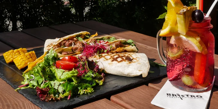 Burrito s kuřecím masem, domácí cibulové kroužky i domácí limonáda