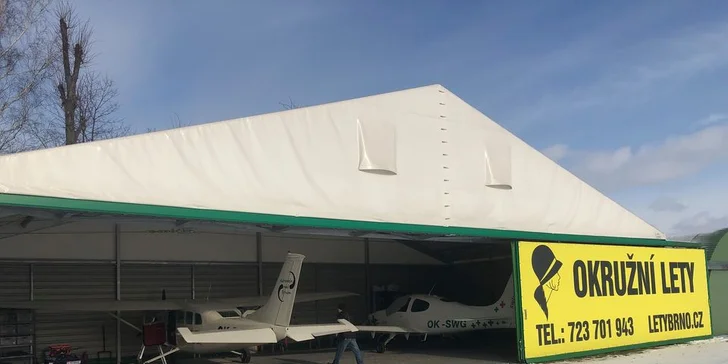 Poletíte z letiště Vyškov od zeleného hangáru.