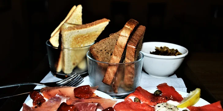 Tapas podle výběru a prosecco nebo nealko pro dva v baru Ježkovy voči