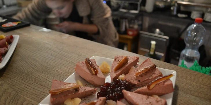 Tapas podle výběru a prosecco nebo nealko pro dva v baru Ježkovy voči