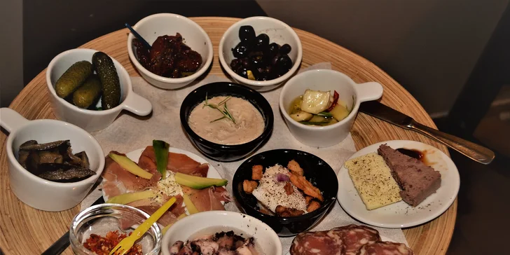 Tapas podle výběru a prosecco nebo nealko pro dva v baru Ježkovy voči