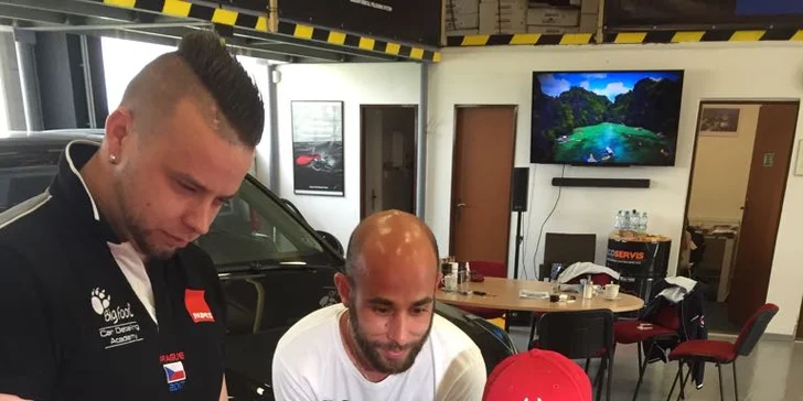 Čisté auto: ruční mytí karosérie vozidla, čištění interiéru i voskování