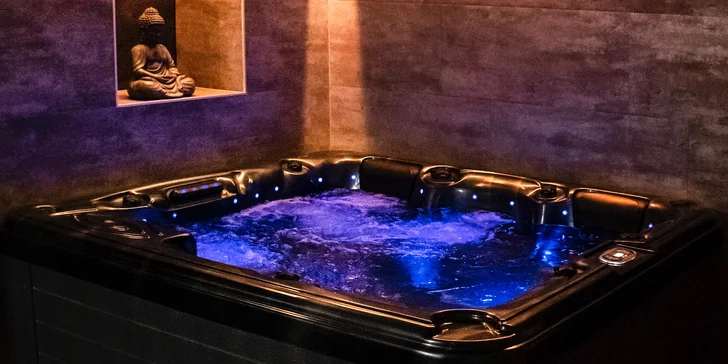 Privátní wellness s vířivkou a saunou pro dva: 120 minut relaxace i lahev sektu