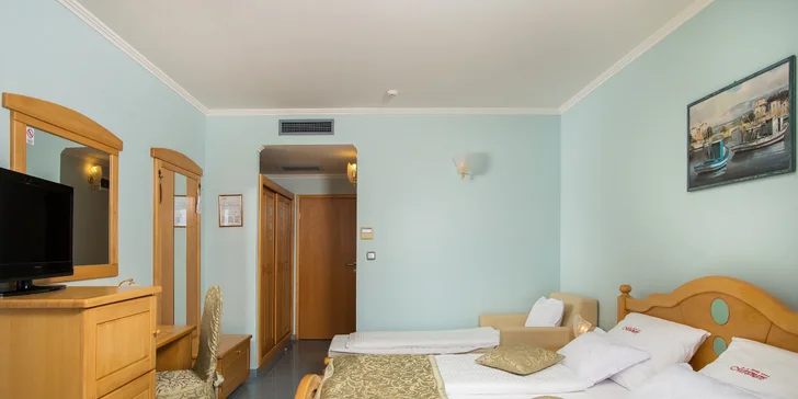 Každý pokoj má také klimatizaci, trezor a minibar. 
