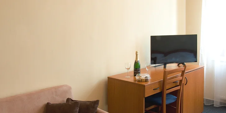 V každém pokoji je LCD TV a minibar. 
