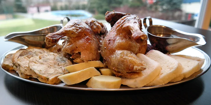 Před koupelí se nasytíte výtečným českým jídlem v restauraci hotelu Jesenice.