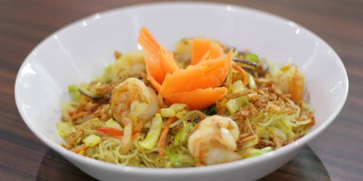 Dobroty z Asie: korejské národní jídlo bibimbap či vietnamský Bún Xáo Tom