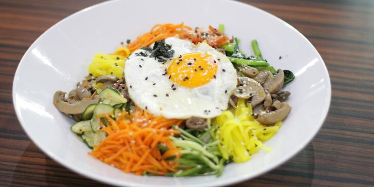 Dobroty z Asie: korejské národní jídlo bibimbap či vietnamský Bún Xáo Tom