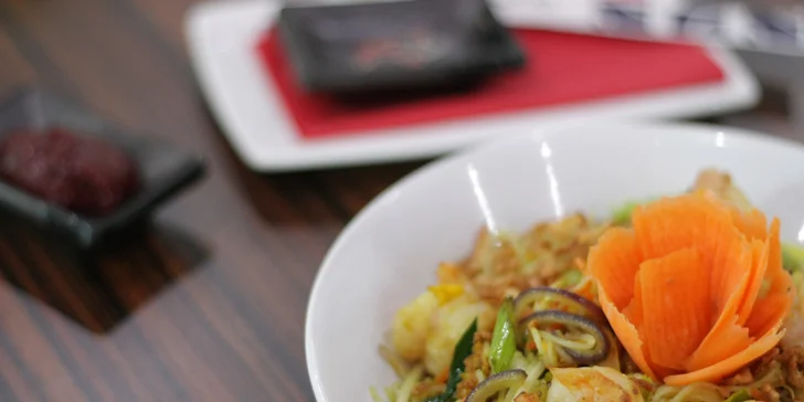 Dobroty z Asie: korejské národní jídlo bibimbap či vietnamský Bún Xáo Tom