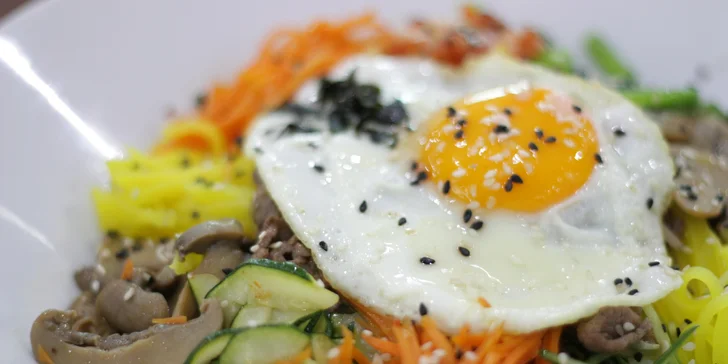 Dobroty z Asie: korejské národní jídlo bibimbap či vietnamský Bún Xáo Tom